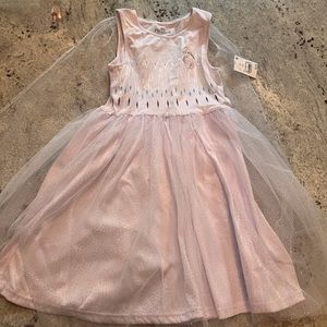 Frozen II Girls Elsa dress with removal glitter cape. NWT.